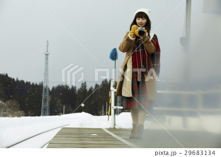 冬の女子旅　雪景色の駅 29683134