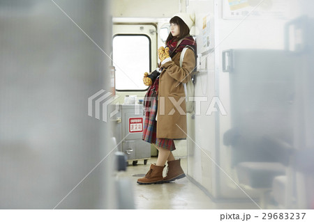 冬の女子旅　雪景色のローカル線 29683237