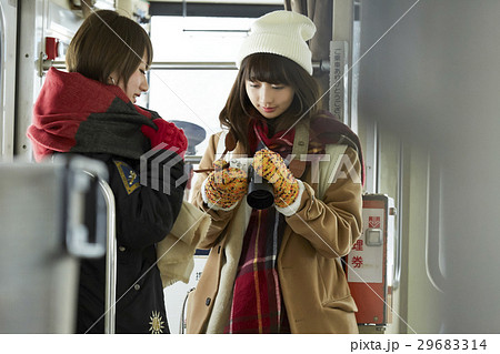 冬の女子旅　雪景色のローカル線 29683314