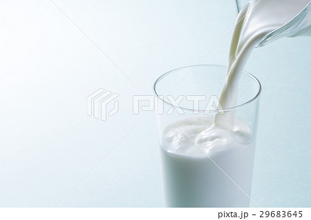 牛乳を注ぐ 29683645
