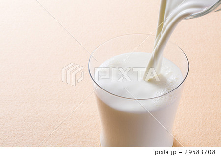 牛乳を注ぐ 29683708