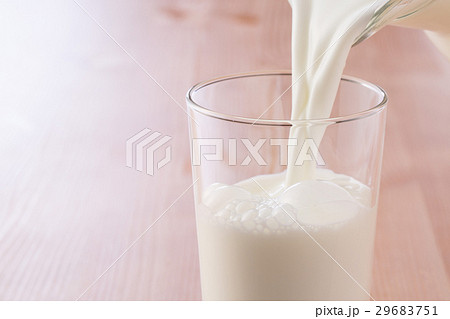牛乳を注ぐ 29683751