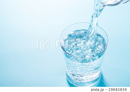 水を注ぐ 水を注ぐ 29683839
