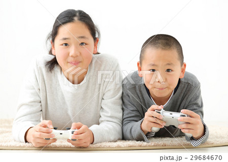 ゲームをする兄弟 ゲームをする兄弟 29684670