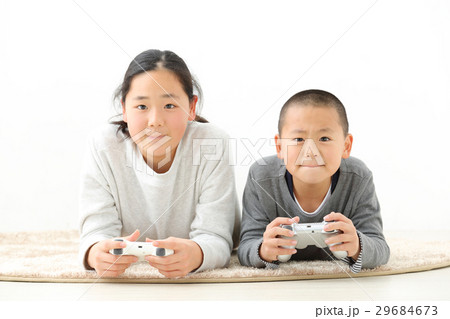 ゲームをする兄弟 ゲームをする兄弟 29684673