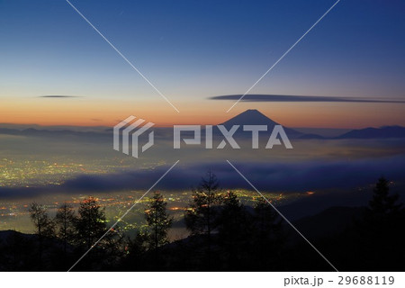 山梨県韮崎市甘利山からの夜景と富士山 29688119