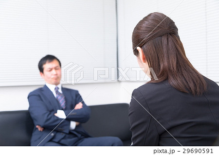 客先を訪問する女性営業マン　男性社員　ビジネスマン　OL　会社員　 29690591