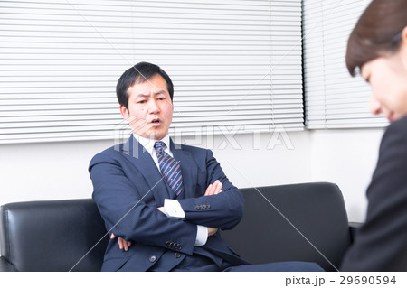 客先を訪問する女性営業マン 男性社員 ビジネスマン OL 会社員 客先を訪問する女性営業マン 男性社員 ビジネスマン OL 会社員 29690594