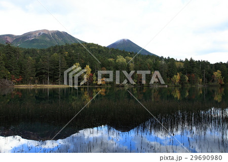 【北海道】秋の雌阿寒岳と雄阿寒岳 【北海道】秋の雌阿寒岳と雄阿寒岳 29690980
