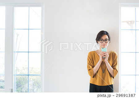 携帯電話を持つ女性 29691387