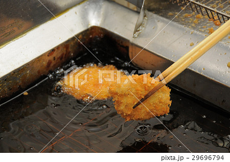 フライを揚げる 29696794