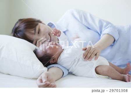 ベッドルームの親子 29701308