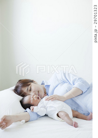 ベッドルームの親子 29701323