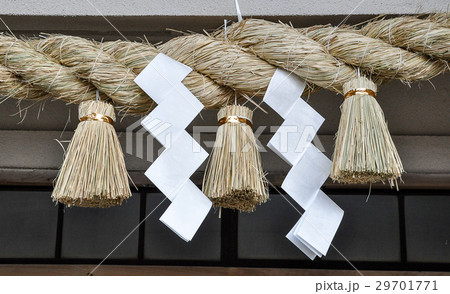 Sacred rice straw rope in Shinto shrineの写真素材 [29701771] - PIXTA