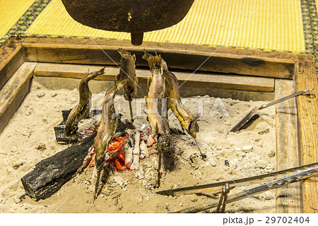 囲炉裏で魚を焼くの写真素材 [29702404] - PIXTA