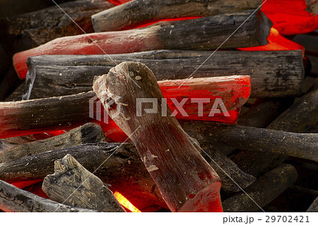 燃える炭火(紀州備長炭) 29702421