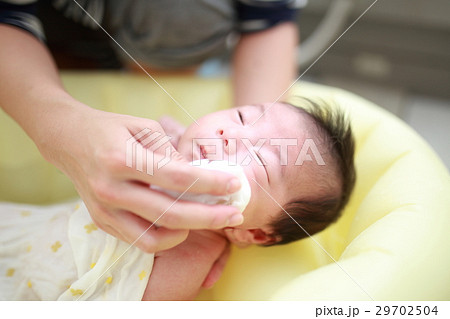 沐浴 お風呂 入浴 赤ちゃん ママ 子供 母 娘 0歳 育児 子育て シャンプー 石鹸 の写真素材