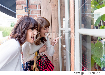 若い女性、ショッピング、友達 29703446