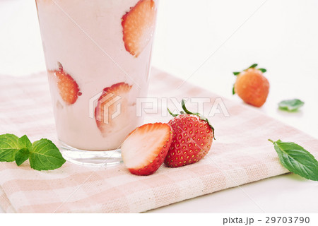 Strawberry milkshake 29703790