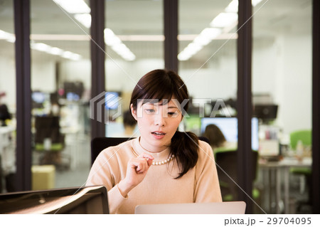 ビジネスシーン 女性 29704095
