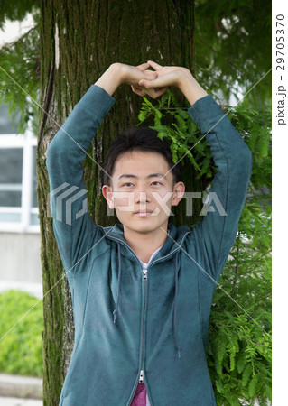 伸びをする男性イメージ 伸びをする男性イメージ 29705370