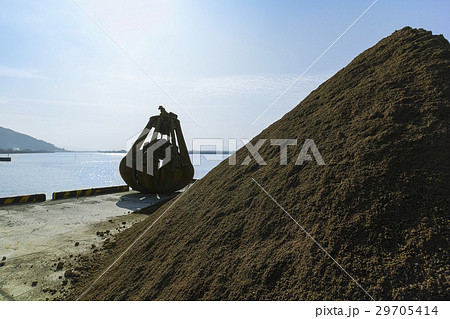 砂を掘るクレーンのショベル 砂を掘るクレーンのショベル 29705414