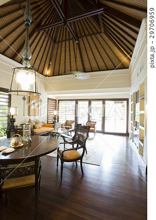 南国リゾートヴィラのリビングルーム 29706959