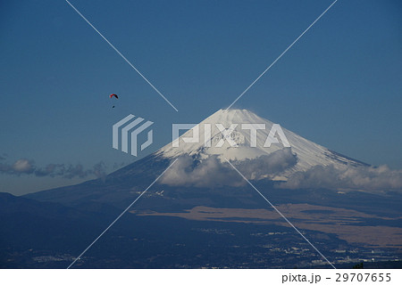 玄岳の富士山にパラグライダー 29707655