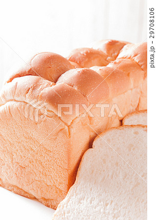 一斤の食パンとカットしたパン 一斤の食パンとカットしたパン 29708106