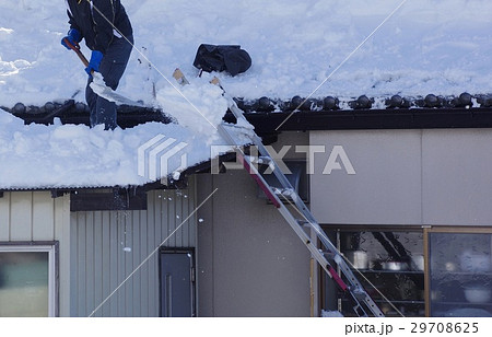 屋根の雪下ろし 雪下ろし 屋根の雪下ろし 雪下ろし 29708625
