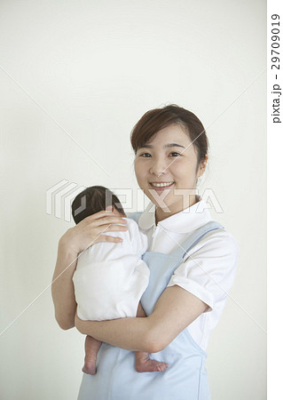 助産師と新生児 29709019