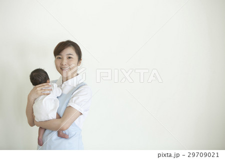 助産師と新生児 29709021