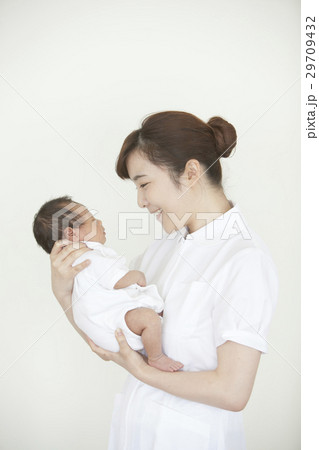 助産師と新生児 29709432