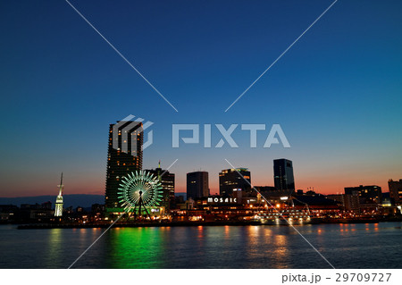 神戸港 中突堤から見る夕暮れの高浜岸壁  29709727