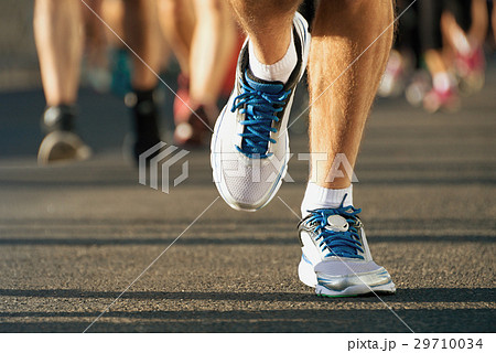 Marathon running in the light of evening Marathon running in the light of evening 29710034
