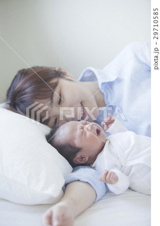 ベッドルームの親子 29710585