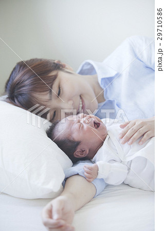 ベッドルームの親子 29710586