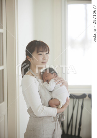 新生児を抱く母親 29710677