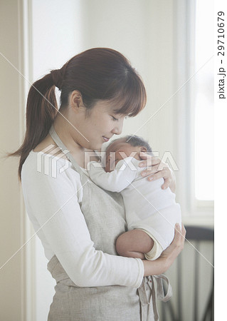 新生児を抱く母親 29710679