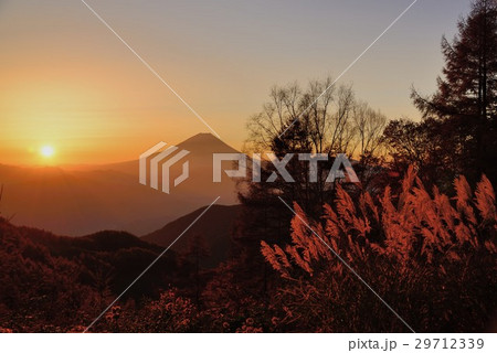 櫛形山林道から朝日と富士山 29712339