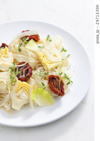 pasta with dried tomatoes and artichokes pasta with dried tomatoes and artichokes 29713300