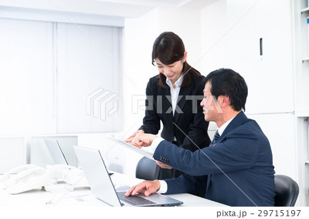 資料を見る会社員　パソコンを使う女性社員　話し合う上司と部下　男性社員　ビジネスマン　OL　会社員 29715197