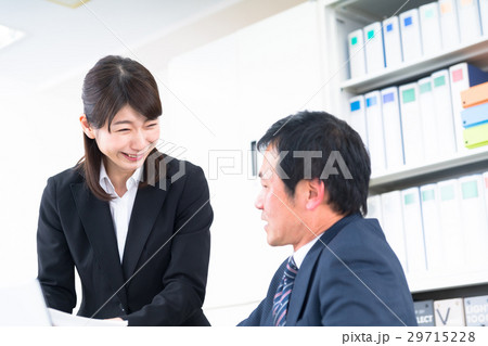 資料を見る会社員 パソコンを使う女性社員 話し合う上司と部下 男性社員 ビジネスマン OL 会社員 資料を見る会社員 パソコンを使う女性社員 話し合う上司と部下 男性社員 ビジネスマン OL 会社員 29715228