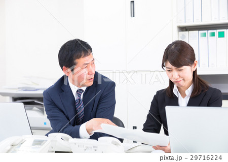 口論をする部下と若手 話し合う上司と部下 男性社員 ビジネスマン OL 会社員 口論をする部下と若手 話し合う上司と部下 男性社員 ビジネスマン OL 会社員 29716224