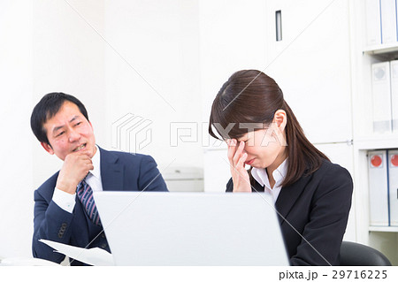 口論をする部下と若手　話し合う上司と部下　男性社員　ビジネスマン　OL　会社員 29716225