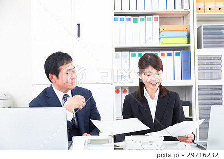 口論をする部下と若手　話し合う上司と部下　男性社員　ビジネスマン　OL　会社員 29716232