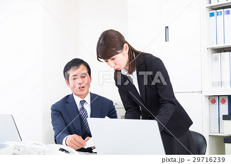 口論をする部下と若手　話し合う上司と部下　男性社員　ビジネスマン　OL　会社員 29716239