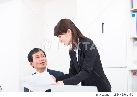 口論をする部下と若手　話し合う上司と部下　男性社員　ビジネスマン　OL　会社員 29716240