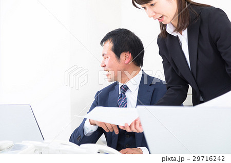口論をする部下と若手 話し合う上司と部下 男性社員 ビジネスマン OL 会社員 口論をする部下と若手 話し合う上司と部下 男性社員 ビジネスマン OL 会社員 29716242
