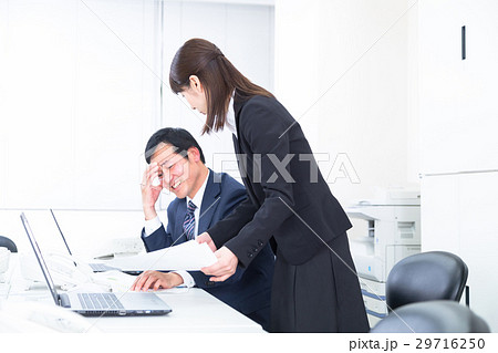口論をする部下と若手　話し合う上司と部下　男性社員　ビジネスマン　OL　会社員 29716250